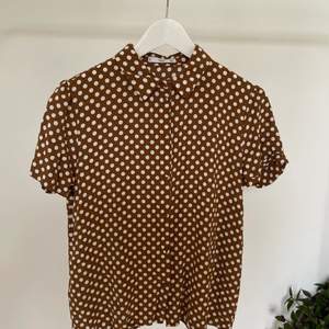 Kortärmad brun prickig skjorta från Mango i storlek M. I välldigt bra sick✨✨