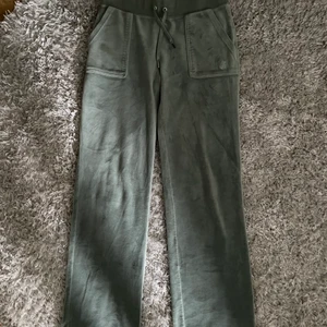 Juicy couture - Ett par juicy byxor som är i bra skick dock har en metall bit på ena snöret åkt av men syns knappt skriv för fler bilder