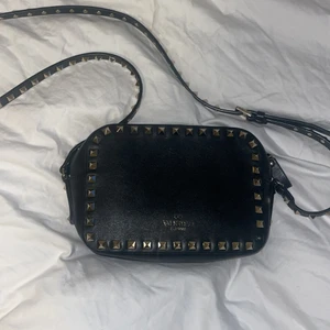 Valentino väska  - Säljer min valentino väska! Den är i bra skick, den har dock tappat en nit men det kan man köpa på nätet och här på plick. Möts gärna upp eftersom att den kostar ganska mycket. Köp direkt för 5500kr vid snabb affär