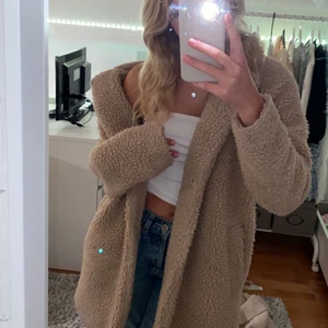 Kappa - Såå mysig kappa i Teddy material😍 Säljer då jag inte använder den länge! Storlek xs men passar jättebra för S också!!