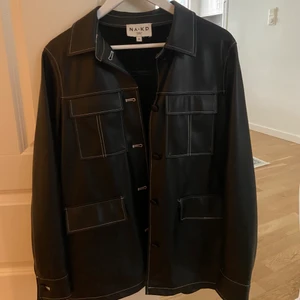 NA-KD Jacka  - En skinnjacka från NA-KD som är perfekt nu inför hösten.  Köptes förra året för 599kr, endast använd ett fåtal gånger. Säljer nu för att det inte är min stil längre…  Storlek 40 men sitter fint mig som använder strl 36 🥰, köpare står för frakt! 
