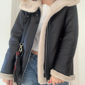 Pilotjacka - Så skön jacka som passar perfekt till höst och vinter! Den har jätte mjukt foder i faux päls och är i bra skick :) den håller även bra mot regn och snö ❄️