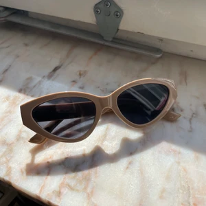 Solglasögon  - Snygga solglasögon i beige/camel färg