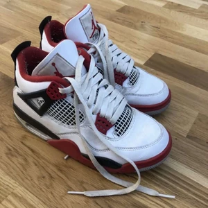 Jordans 4 - Hejsan ja har nu tagit min svåra beslut att sälja mina jordans 4, storleken är 36,5. Skorna är i ny skick, kvittot finns digitalt. Ny pris är 4468Kr då jag köpte den, men säljer nu för 2800kr. Vill gärna ha snabbaffär så endast seriösa köpare.☺️