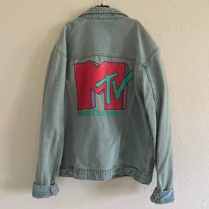 Frakt & upphämtning ✅ denim jeansjacka med MTV tryck på ryggen. I fint skick. Knappt använd. Skriv för fler frågor eller bilder 😁 💫 