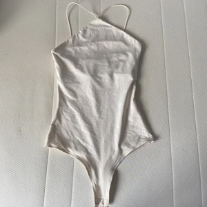 Body från hm - Superfin oanvänd body. Råkade dra bort lappen innan jag testade så den var för liten. Den är beige eller mer benvit men superfin! Små fina band som gör en superfin detalj