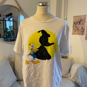 Zara tshirt - En T-shirt från Zara med Kalle anka på! Eftersom den är lite skadad vill jag inte ha mycket för den, men tänk på att även frakt läggs till. 