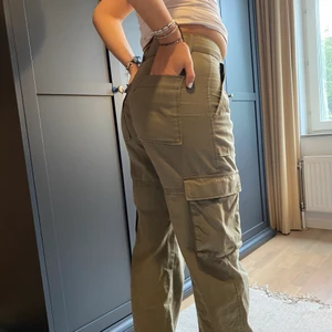 Cargo byxor  - Säljer dom här HELT SLUTSÅLDA byxorna, sitter väldigt långt på mig och as nice!!! Säljer för det inte är min stil längre, samma byxor som jag redan har ett inlägg på 💓