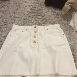 Fin vit kjol från NA-KD i storlek 38. Har gått upp en bit i sömnen (se bild). Men är lätt att laga. Fraktas om köparen står för frakten! 
