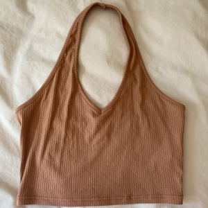 Halterneck topp  - Halterneck topp från shein. Beige/brun i färgen. Nyskick aldrig använd! 