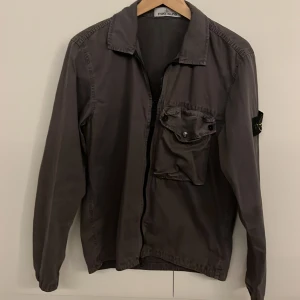 Stone island overshirt - Overshirt från stone island. Använd runt 10 gånger, inga skador. Nypris: 3000. Kan tänka mig byta mot något eller gå ner lite i pris.