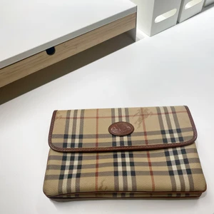 Burberry cluth eller crossbody - Burberry cluth eller crossbody vintage Mått W7,H8cm. Kan skickas flera bilder vid intresserad.  Finns ute på Tise och Tradera. Kan ordna äkthetsintyg som önska kostar 400kr. Väskan hämtas på Vasastan eller fraktas.