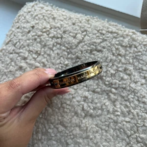 Armband från Marc Jacobs  - Armband från Marc Jacobs med guld bricka i tjockare modell 