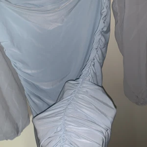 Tajt klänning storlek S - En modern ljusblå tajt klänning, den är offshoulder och är väldigt uttöjdbar. Passar bra som en festklänning. Använts en gång