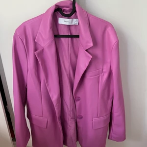 Rosa skinnjacka  - En skitsnygg rosa skinnjacka från Behrska i strl 36. Endast använd en gång!   Köparen står för frakten! 