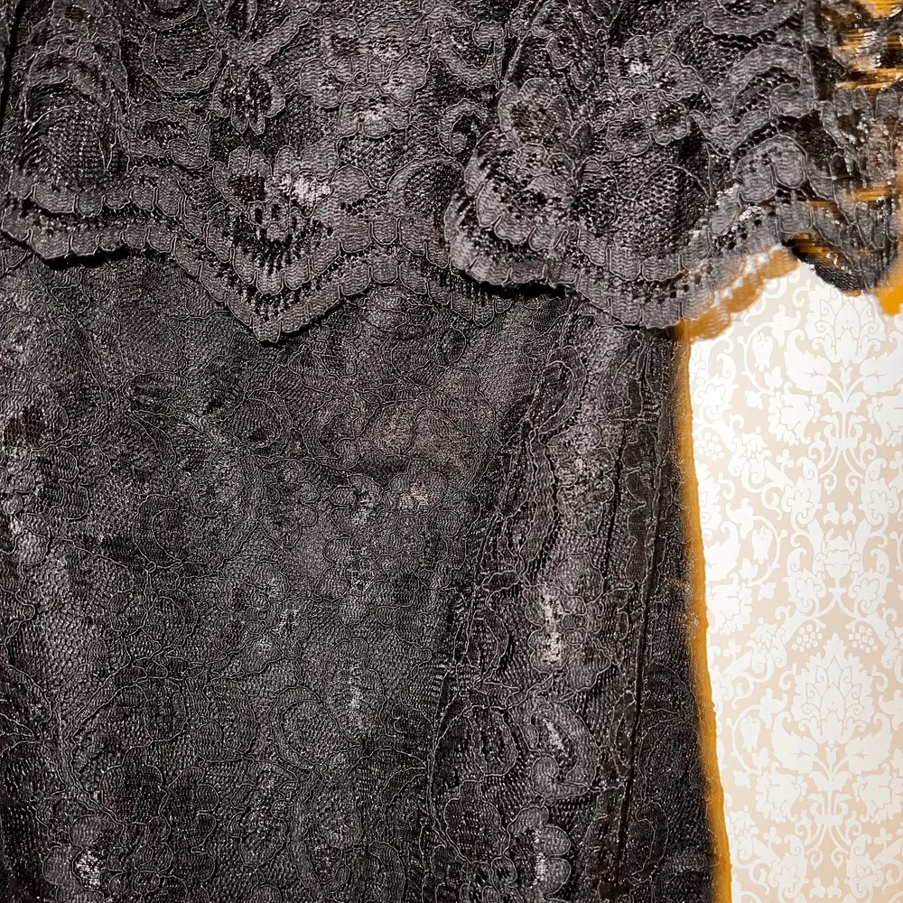 Lång svart klänning med detaljerat mönster på.. Klänningar.