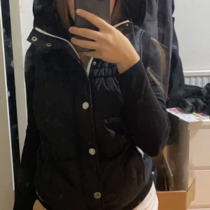 Väst - Helt ny väst aldrig använd. Storlek 38 har fickor å luva, säljs pga den va för stor!