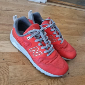 New balance 580 Re-Engineered, Strl 42. - Fräscha sneakers/Löparskor i schyst färg, enligt mig hehe. Fick dom av farsan för dom va för små men för stora på mig så Nyskick. Säkert jättebekväma för den med storlek 42. 