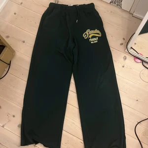 Mjukisbyxor - Skit snygga mörkgröna mjukisbyxor från zalando.  Dom har slitningar på benen men jag tror dom köptes så! Storlek är M men passar L också! 