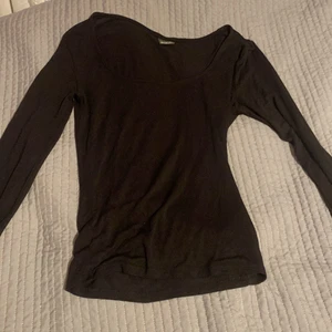 Långärmad tröja - Säljer denna långärmade tajta tröja med slits i armarna och urringning från Gina tricot!