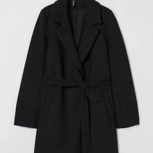 Kappa - Säljer denna kappan från hm, köpt för ett år sedan. Den kommer tyvärr inte till använding. Nypris 599💕