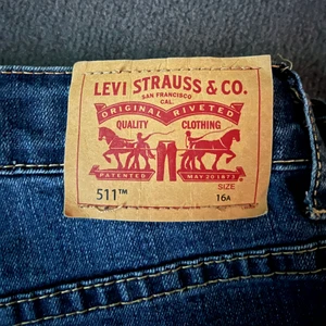 Levis jeans  - Intressekoll på mina lågmidjade Levis 511, passar bra i längden på mig som är 167. Strl 16A skulle säga att de sitter ungefär som 36. ❌Tryck inte på köp direkt❌