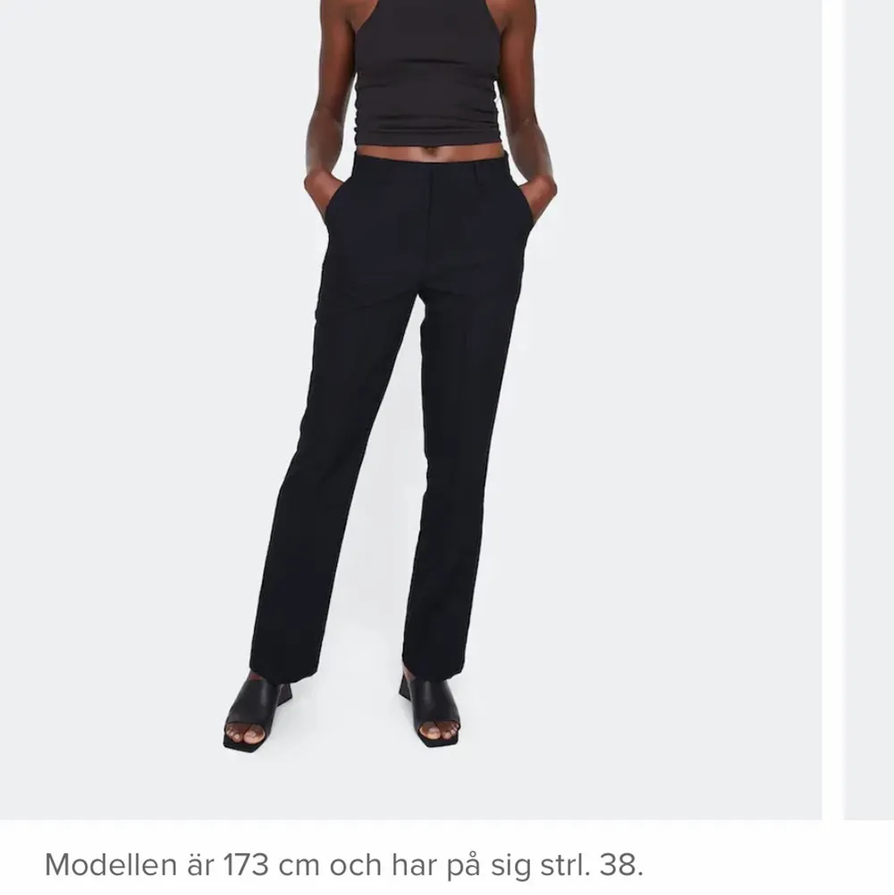 Säljer dessa superfina kostymbyxor från Bik Bok💓 Första bilden är från hemsidan, är lite osäker på om det är exakt dem jag säljer men annars är de väldigt lika❣️ Jag på andra bilden är 167 cm🥰 Priset kan diskuteras vid snabb affär🥰. Jeans & Byxor.