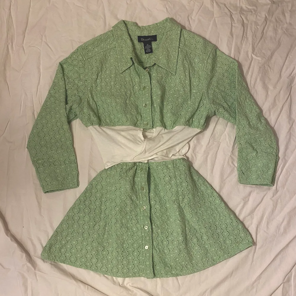 Matchande grön skjorta och kjol med blommmönster. Knytning i kjolen och skjortan i midjan . Skjortor.