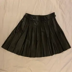 Svart tennis kjol i fake skinn från ”new yorker” 