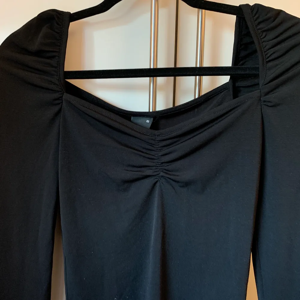 Super fin tröja från Gina i storlek XS😍 Använd 1 gång!  Den sitter superfint!! 29kr tillkommer med frakten 😍. Tröjor & Koftor.