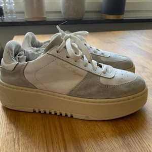 AxelArigato skor - Säljer min fina skor från Axel Arigato i väldigt fint skick. Storlek 38. Köpte för 2500kr  Säljer för 700kr