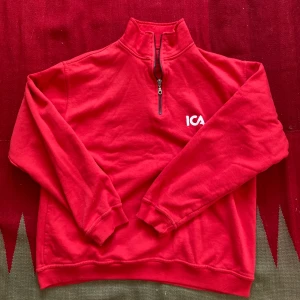 ICA quarter zip  - Fin ICA quarter zip i färgen Röd. Köpt begagnat . Kan diskutera priset. Möts upp i centrala Stockholm. Ni borde pruta. 