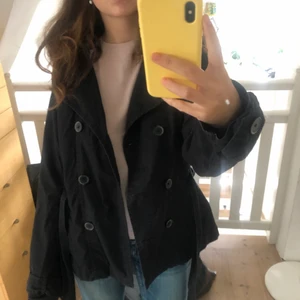 Trenchcoat  - Så otroligt snygg trenchcoat! Passar perfekt till hösten och våren🙌🏼Storlek L men passar mig bra som brukar ha storlek S  Skriv privat om fler frågor💞