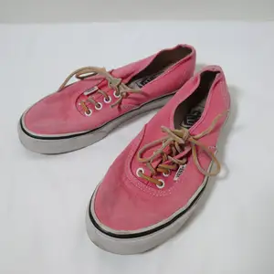 Ett par låga, rosa Vans i klassisk modell. Med skosnören i läder. Dom är lite använda men hela och fina. Storleken motsvarar 38🌿