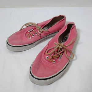 Rosa Vans - Ett par låga, rosa Vans i klassisk modell. Med skosnören i läder. Dom är lite använda men hela och fina. Storleken motsvarar 38🌿