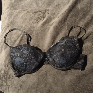 Bh 80B - Bh i storlek 80B med blå/svart spets. Säljer för 25kr + frakt 