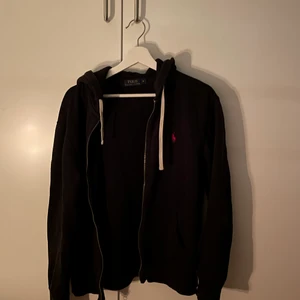 Zip tröja - Ralph Lauren zip. Storlek M. Köparen står för frakt annars kan jag mötas upp i Västerås.