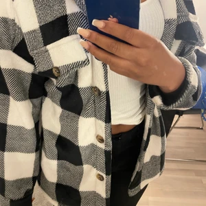 Rutig jacka - Säljer denna rutiga jackan. Världens skönaste matrieal. Oanvänd.