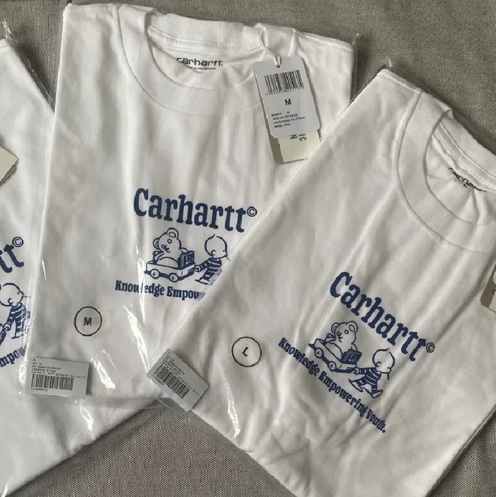 Säljer dessa snygga T-shirts från Carhartt! Dem kostar 499kr i butik och jag säljer dem för endast 249kr styck‼️ Halva priset rabbaterat, jag har storlek Medium och Large. Kan mötas eller frakta för 51kr. Skriv vid intresse😁. T-shirts.