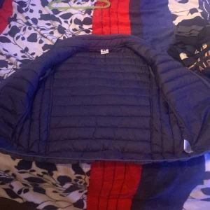 Hangten väst  - Hej säljer denna hangten väst dåg aldrig använt den för den har varot för dtor för mig. Denr storlek s men kan passa m 