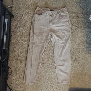 Högmidjade Mom Jeans i unik grå lilaskiftande nyans. Missguideds Riot modell. 75cm/29,5inch långa ben.