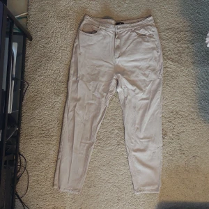 Högmidjade Jeans - Grå/Grålila - Högmidjade Mom Jeans i unik grå lilaskiftande nyans. Missguideds Riot modell. 75cm/29,5inch långa ben.