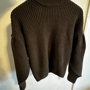 En varm halströja  - En varm stickade halströja. Olivgrön. 