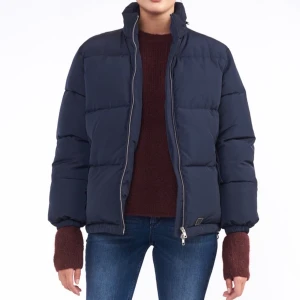 Vinterjacka  - Varm vinterjacka tillverkad med återanvänt material. Köpt för 2000, bra skick men för liten. 