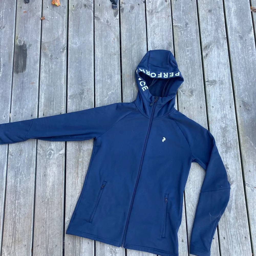 Superskön tröja att träna i eller ha som vardagsplagg med sportig stil. Storlek S och storleken stämmer. Nypris 1500kr https://www.peakperformance.com/se/sv/product/w-rider-zip-hood-g78834.html?cmpid=pla%7Csb%7Cgoogle%7Cbrand%7Cse-swe-shopping%7Cpeak. Hoodies.