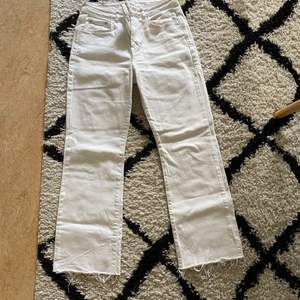 Vita jeans från Gina Tricot i mycket fint skick Storlek 36