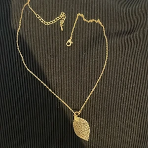 Halsband med löv - Jätte snyggt halsband äkta guld använder aldrig då jag inte riktigt är för den stilen 