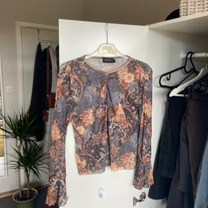 Mesh blus - Vacker mesh tröja, köpt begangnad. Har klippt och sytt i den själv längst ner samt vid halsen. 2000-tal stil och strl. L, men passar även S och M! ☺️