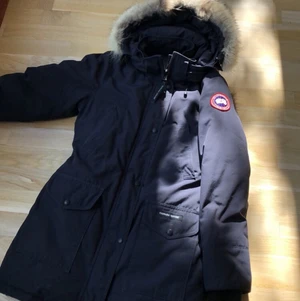 Canada goose - Säljer min älskade canada goose jacka som inte är min stil längre, så har tyvärr inte användning av den längre. Man kan se att dem är äkta på den andra bilden.