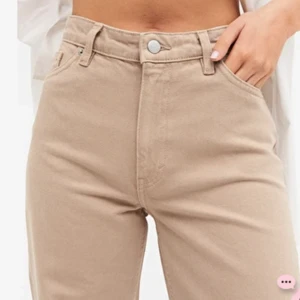 Beiga jeans MONKI - Monki jeans i modellen YOKO, färg: Taupe. Använda ett fåtal gånger, men inga tecken på slitage. Strl 30 (passar mig som brukar ha 38-40 i jeans). Nypris 400 kr. Säljer för 100kr eller bud. 🤍🤍